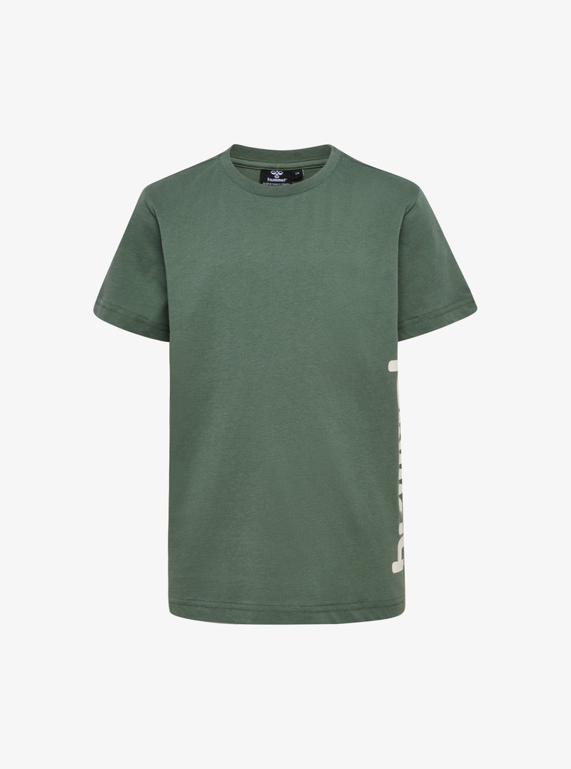 Grünes Baumwoll-T-Shirt mit kurzen Ärmeln. Es hat ein weißes Druckdesign auf der linken Seite. Runder Halsausschnitt und normale Passform.