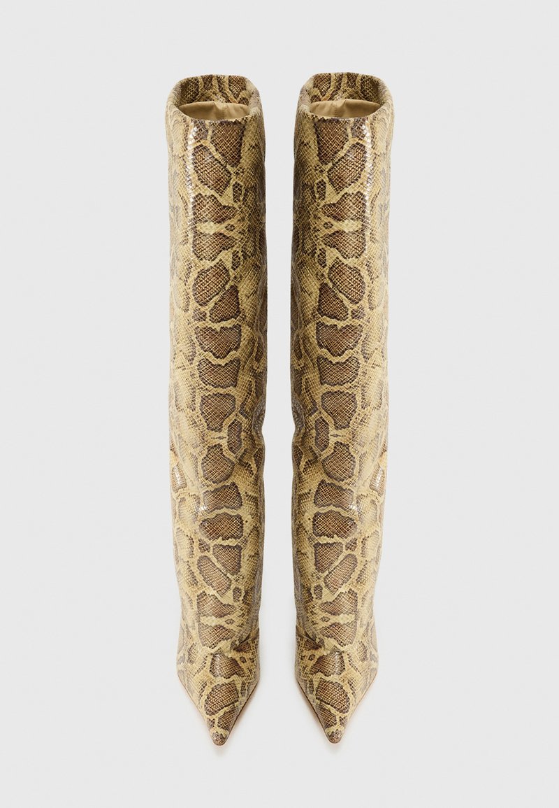 Oberschenkelhohe Stiefel mit spitzem Zehenbereich und glänzendem Schlangenledermuster in Beige- und Brauntönen, von vorne auf einem weißen Hintergrund gezeigt.