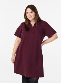 Robe polo bordeaux à manches courtes, dotée d'un col en V et d'une coupe décontractée, fabriquée en coton doux avec une texture lisse.