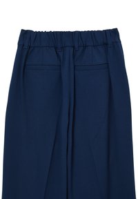 Pantaloni blu navy con vita elastica arricciata, dotati di due tasche posteriori e un tessuto testurizzato. Finitura liscia con dettagli plissè.