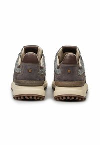 Vista posteriore di sneakers in pelle marrone e tessuto grigio intrecciato con suola beige e marrone. Presentano un colletto imbottito e accenti testurizzati.