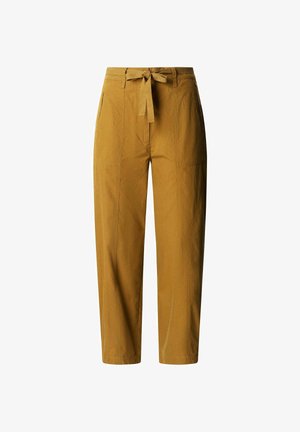 Pantaloni giallo senape a vita alta con cintura in tessuto annodata, gambe dritte, tasche laterali e dettagli con cuciture su sfondo bianco.