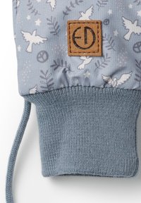 Guanto in tessuto blu con motivo di uccelli e stelle, con polsino a costine e etichetta in pelle. Texture morbida e polso elastico per una vestibilità aderente.