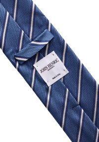 Blå och vit randig slips gjord av texturerat tyg. Har en etikett med "JOHN HENRIC", som indikerar Sverige och "Made in Italy."