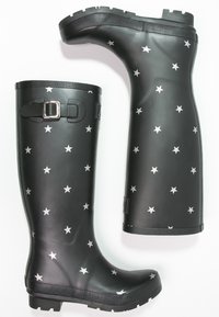 Botas de lluvia de goma negras con patrones de estrellas plateadas, con un detalle de hebilla y una suela texturizada para mayor tracción. Acabado liso en toda la superficie.