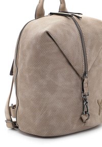 Zaino in pelle beige perforata con bordi arrotondati, doppio manico superiore e zip laterale. Caratterizzato da dettagli in metallo.