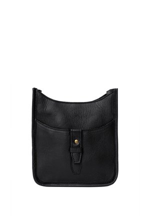 Czarna skórzana torebka na ramię o teksturowanym wykończeniu, z dwiema przednimi kieszeniami i centralnym paskiem z złotym zapięciem na zatrzask.