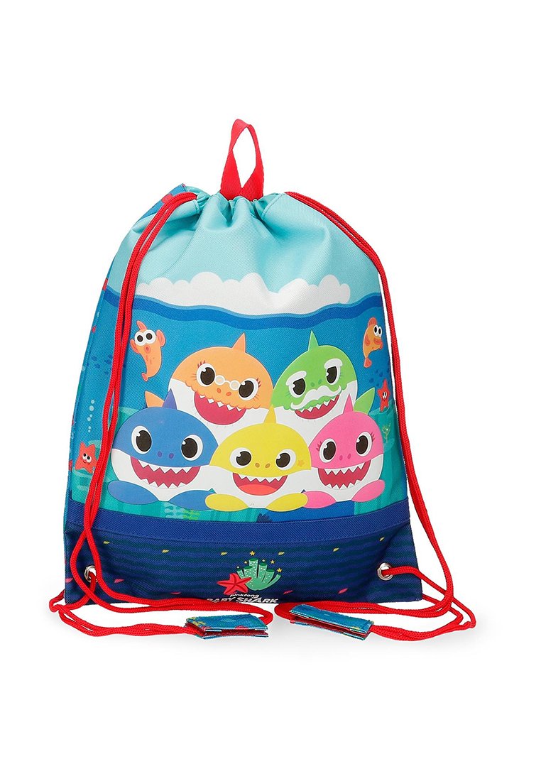 Mochila de cordón con coloridos tiburones de dibujos animados sobre un fondo azul, con acentos en rojo y correas, hecha de tela suave.