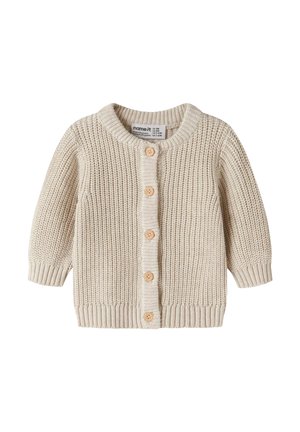 Cardigan pour bébé tricoté de couleur crème avec des manches longues et cinq boutons en bois sur le devant.