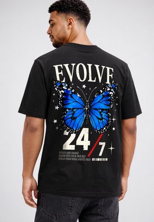 Neverless, HERREN T-SHIRT - DESIGN - OVERSIZED RELAXED FIT PRINTSHIRT - T-Shirt print - schwarz
