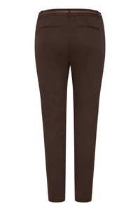 Vīriešu tumši brūnas piegrieztas bikses ar šauru piegriezumu, aizmugurējiem caurumu kabatām, jostas cilpām un atbilstoša materiāla jostu, redzamas no mugurpuses.