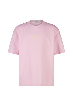 Lichtroze T-shirt met korte mouwen, een ronde hals en kleine gele tekst gecentreerd op de borst.