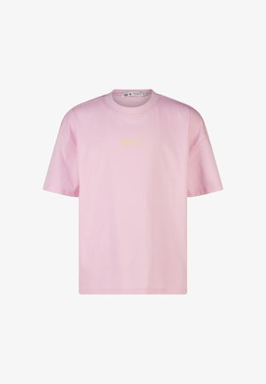Lichtroze T-shirt met korte mouwen, een ronde hals en kleine gele tekst gecentreerd op de borst.