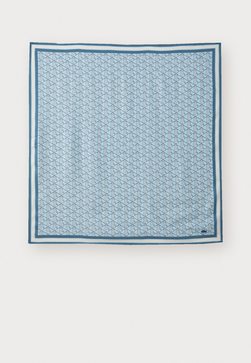 Silk kvadratisk skjerf i lyseblå med et geometrisk mønster i mørkere blå, med en solid kant. Silkeaktig tekstur, kompakt form.