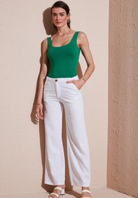LELA REGULAR FIT - Püksid - white