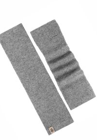 Ein Paar langer grauer gestrickter Armschützer, einer flach und einer gerafft mit Daumenloch, mit einem kleinen beigen Markentag.