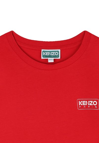Rode katoenen T-shirt met een ronde hals. Heeft een witte geborduurde "KENZO PARIS" logo op de voorkant. Zachte textuur, casual ontwerp.