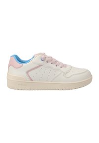 Sneaker in pelle bianca con dettagli rosa, fodera interna blu e lati perforati. Morbida al tatto, punta arrotondata e suola in gomma. Marchio Geox visibile.