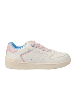 Sneaker in pelle bianca con dettagli rosa, fodera interna blu e lati perforati. Morbida al tatto, punta arrotondata e suola in gomma. Marchio Geox visibile.