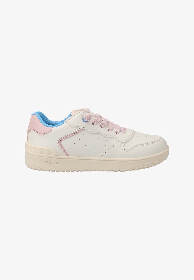 Zapatilla de cuero blanco con acentos rosas, forro interior azul y lados perforados. Textura suave, puntera redondeada y suela de goma. Logotipo de Geox visible.