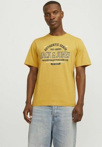 Jack & Jones LOGO RUNDHALS - Triko s potiskem - honey gold