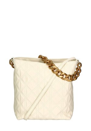 Sac en bandoulière matelassé crème avec un motif en diamant, doté d'une épaisse chaîne en or et d'une texture lisse.