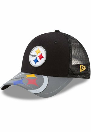 Casquette noire avec dos en mesh, présentant un patch rond blanc avec un logo en jaune, rouge et bleu. Visière grise avec des accents colorés et le texte « Steelers ». 