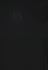 Schwarzer Stoff mit einer subtilen Netztextur und einem erhabenen schwarzen runden Logo in der Mitte, das ein minimalistisches Design bietet.