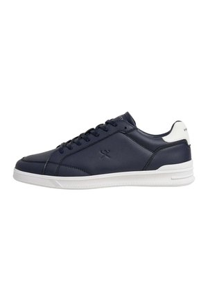 Lage navy blauwe leren sneaker met zwarte veters, witte hieltab en witte rubberen zool, zijaanzicht.