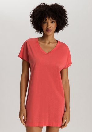 Robe corail à col en V avec des manches courtes, en tissu doux, à coupe décontractée et à ourlet droit, conçue pour le confort et la liberté de mouvement.