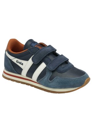 Baskets pour enfants bleu marine et marron avec des bandes blanches, des fermetures auto-agrippantes et une semelle gomme, de la marque "Gola" sur le côté.