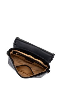 Borsa a tracolla in pelle nera con finitura testurizzata, apertura superiore e dettaglio intrecciato. L'interno presenta una fodera beige con più scompartimenti.