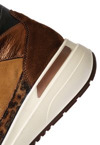 Braune Sneakers aus Mischmaterialien, einschließlich Wildleder und metallischen Akzenten. Verfügt über ein strukturiertes schwarzes Panel und eine weiße Gummisohle.