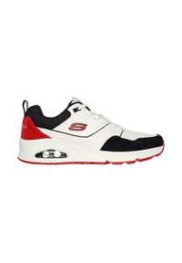 Baskets avec une tige en cuir blanc, des accents en suède noir et des touches de rouge. Comprend une unité d'air visible dans la semelle et un design à lacets.