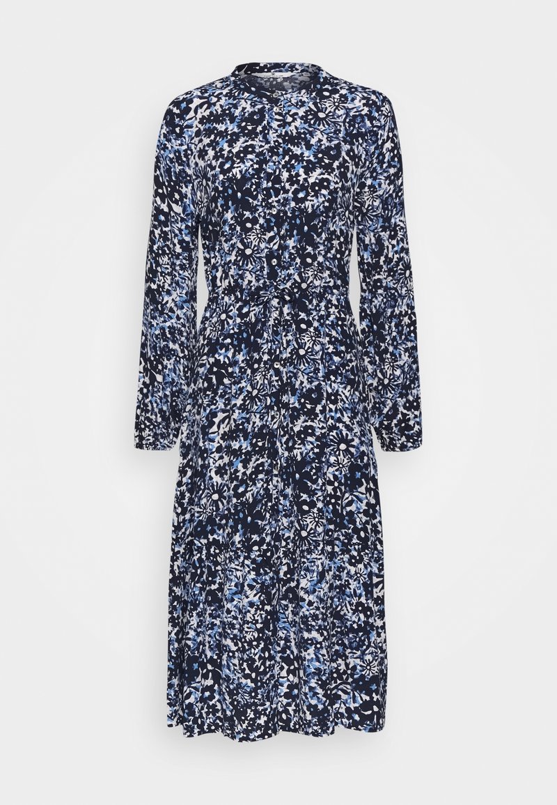 Robe à manches longues avec motif floral bleu marine, blanc et bleu clair, boutonnée devant et taille froncée sur fond uni.