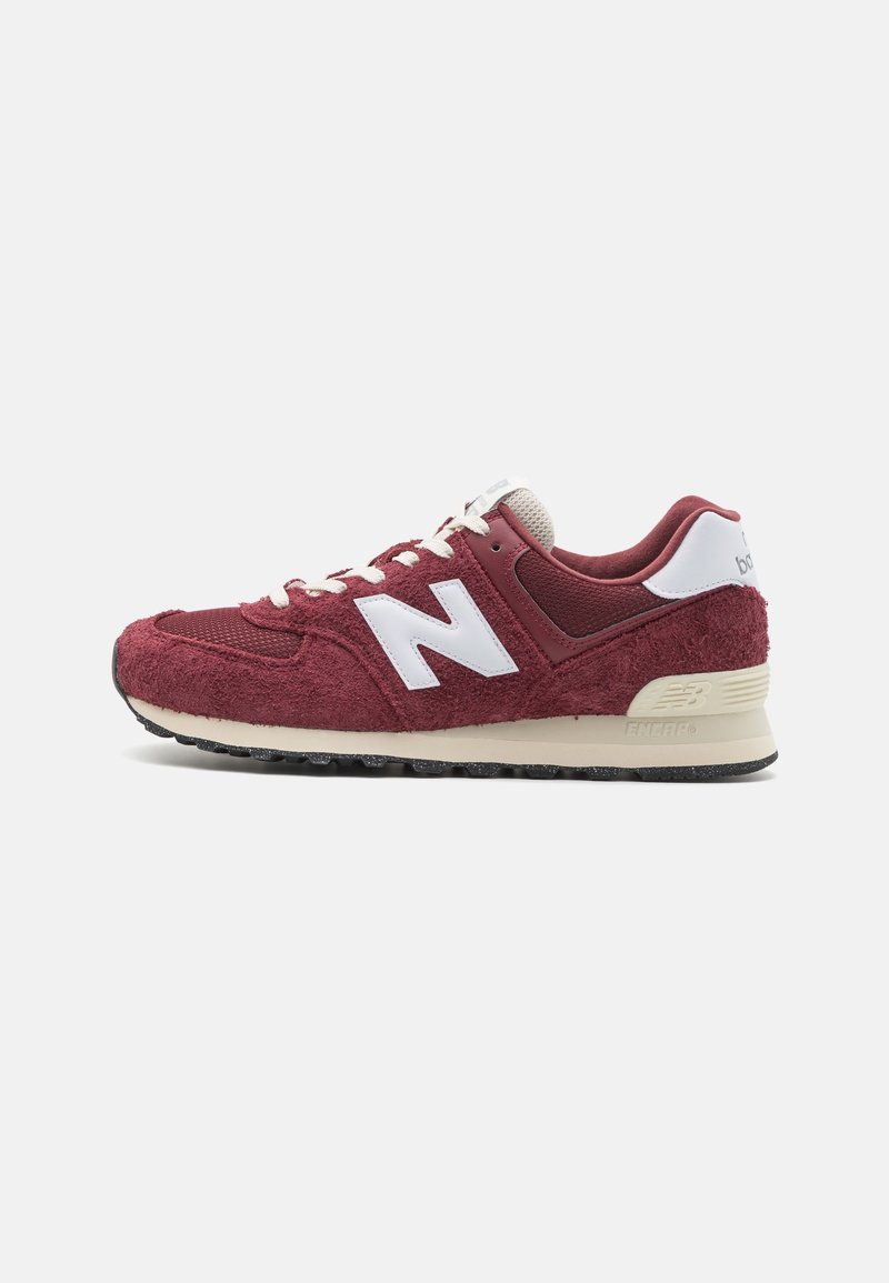 Baskets New Balance bordeaux avec logo blanc "N", semelle intermédiaire crème, semelle extérieure noire et lacets blancs, présentées de profil sur fond gris.