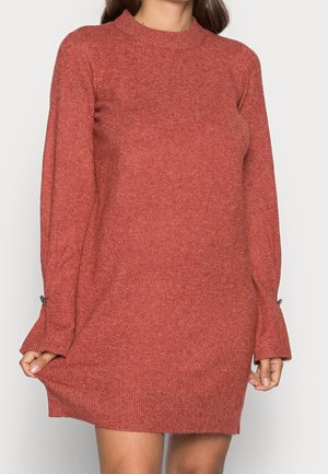 Sukienka swetrowa w kolorze rdzy, z okrągłym dekoltem, długimi rękawami z rozkloszowanymi mankietami oraz subtelną fakturą.