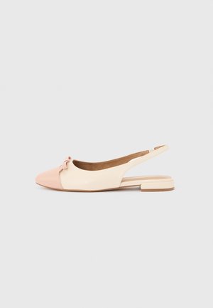Chaussure plate à bride arrière pour femme, beige et rose, avec un bout pointu et un petit nœud, sur un fond uni.