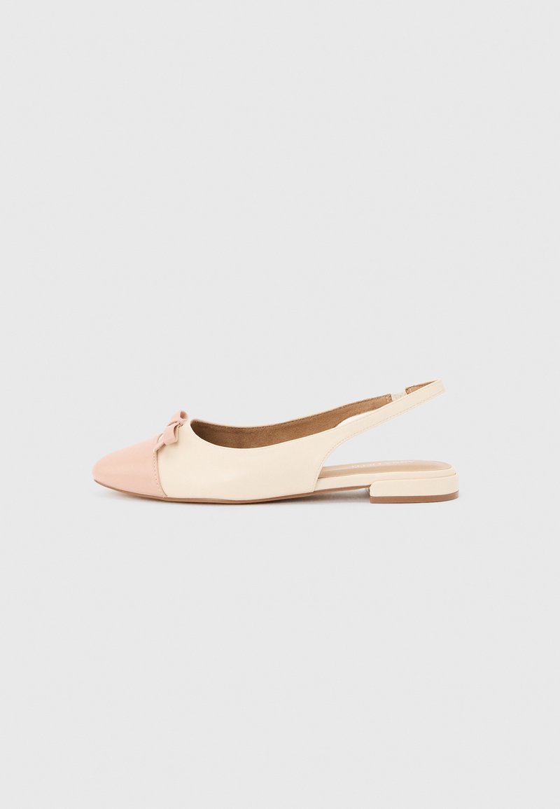 Γυναικείο μπεζ και ροζ παπούτσι με λουράκι στο πίσω μέρος, μυτερή μύτη και μικρή λεπτομέρεια φιόγκου σε απλό φόντο.