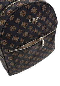 Zaino in finta pelle nera con logo dorato, chiusura con zip e un motivo astratto marrone su tutta la superficie. Forma arrotondata e tasca anteriore.