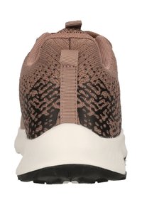 Chaussure de sport avec une tige en mesh rose, un panneau de talon texturé noir et une semelle en caoutchouc blanche. Elle est dotée d'une languette et d'un design à motifs.