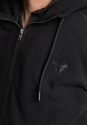 Man draagt een zwarte fleece zip-up hoodie met een elandlogo op de borst en trekkoorden.