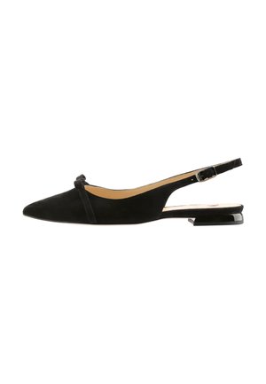 Zwarte suède slingback ballerina's met een spitse neus, voorzien van een decoratieve knoop en een kleine hak, accentueert met een glanzend zwart detail.