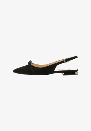 Ballerines slingback en daim noir avec un bout pointu, ornées d'un nœud décoratif et d'un petit talon, accentuées par un détail noir brillant.
