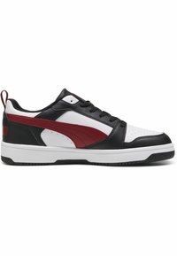 Černobílé tenisky s červeným akcentem, s koženým svrškem, šněrovacím designem a texturovaným povrchem. Standardní gumová podrážka.