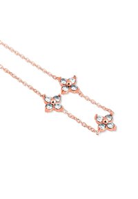 Náhrdelník z růžového zlata se třemi květinovými vzory, z nichž každý má pět čirých drahokamů. Řetízek je jemný s kulatými články.