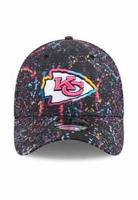 Schwarze Kappe mit einem Spritzerdesign in Pink, Blau, Gelb und Orange. Verfügt über ein gesticktes Logo der Kansas City Chiefs.