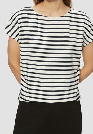 Paski krótki rękaw w kolorze białym i granatowym. Wykonany z bawełny, posiada okrągły dekolt, luźny krój oraz poziome paski na całej powierzchni.