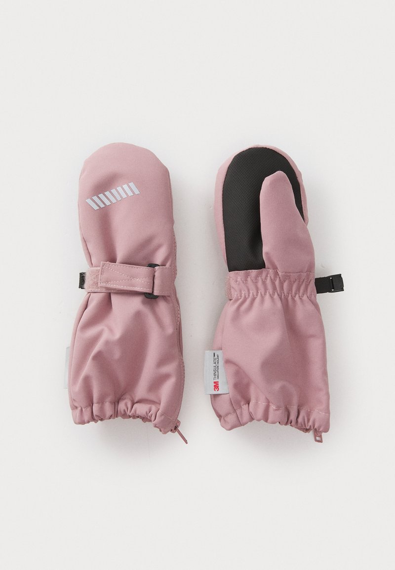 Różowe rękawice z szczotkowym wykończeniem. Czarny akcent na dłoni, regulowane paski oraz elastyczne mankiety. Odbijające światło paski z przodu.