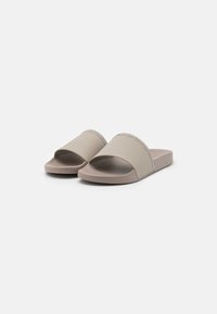 Calvin Klein POOL SLIDE  - Strandpapucsok és -szandálok - light grey